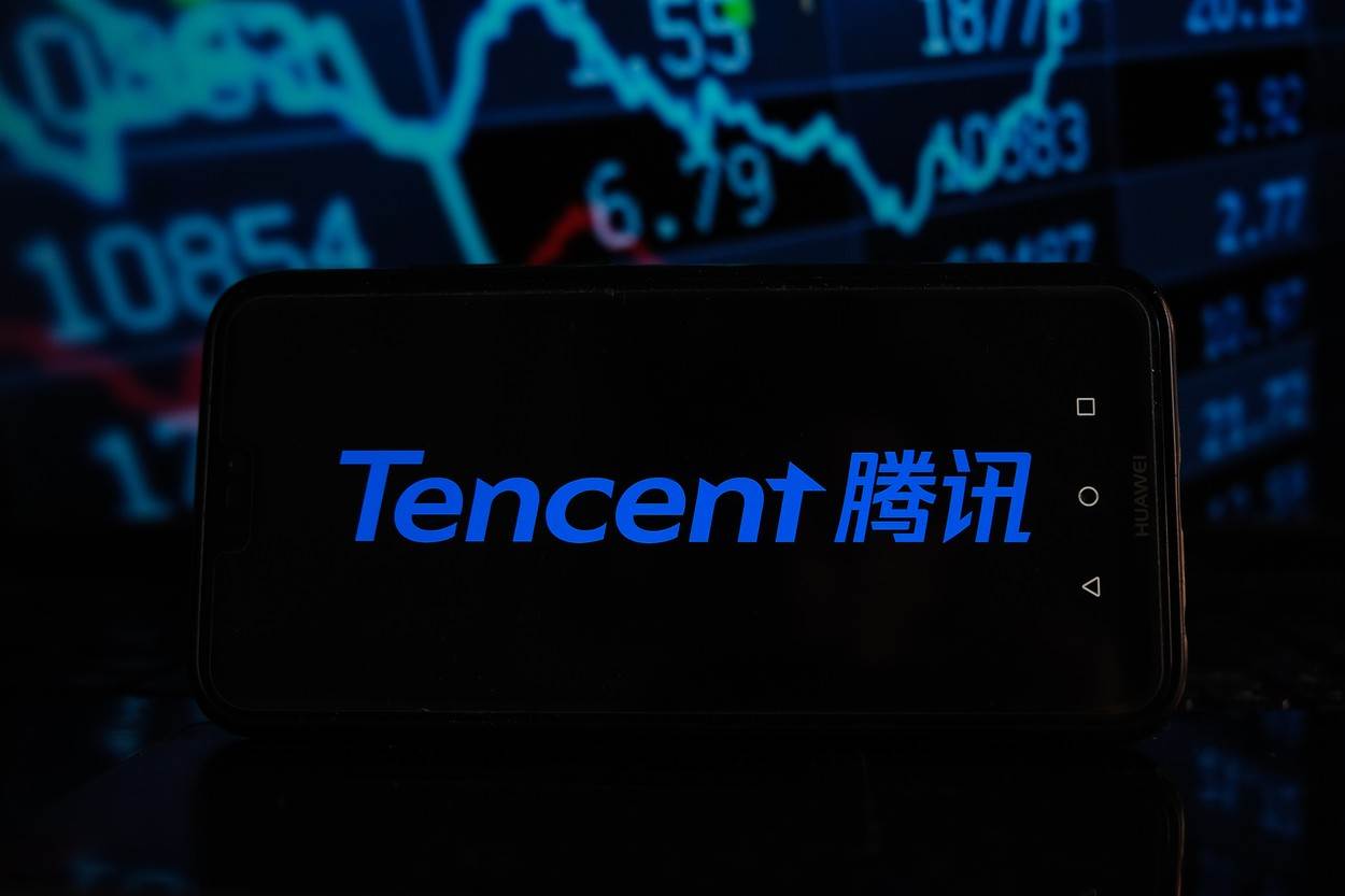  tencent;smartphone;cellphone;mobile phone;phone;device;technology;economy;business;logo;sign;stock market;stock exchange;graphic;graph;Poland;news;category_code_i 