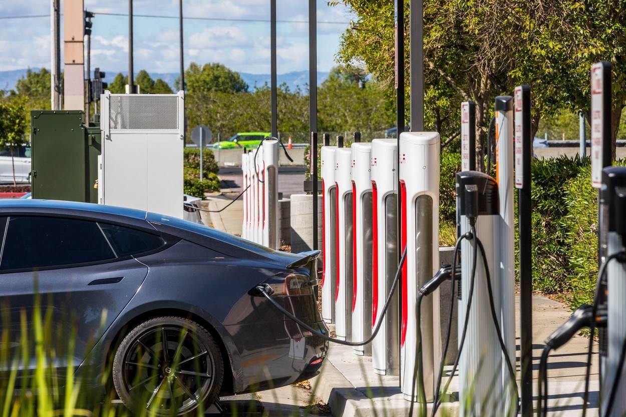 hybrid;car;power;electric;charger;electricity;plug;green;technology;energy;station;battery;vehicle;eco;automobile;charge;recharge;socket;future;electrical;ecological;supply;charging;modern;transport;recharging;refueling;public;tesla supercharger;chargepoint;NOT_EDITORIAL_ONLY;alamyunknown 