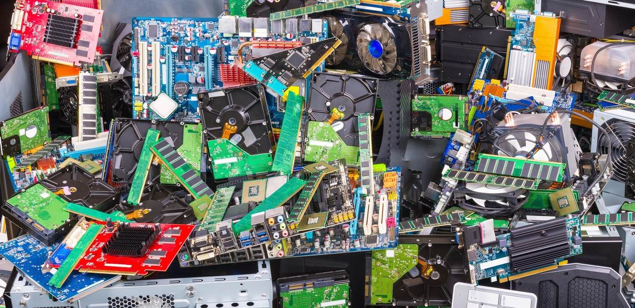  old trash;dump;separate;plastic;metal;eco problem;electrical engineering;many;store;red;green;blue;nobody;waste;electronic;hardware;texture;background;recycle;component;ecology;disposal;sorting;hard disk drive;memory;e-waste;computer case;used pc parts;heap;environment;integrated circuit;board;information technology;electronics industry;environmental contamination;discarded;large pile;colorful;wide angle;part;chip;mainboard;laptop;card;connector;fan;data storage;processor;garbage;refuse;alamyunknown;NOT_EDITORIAL_ONLY 