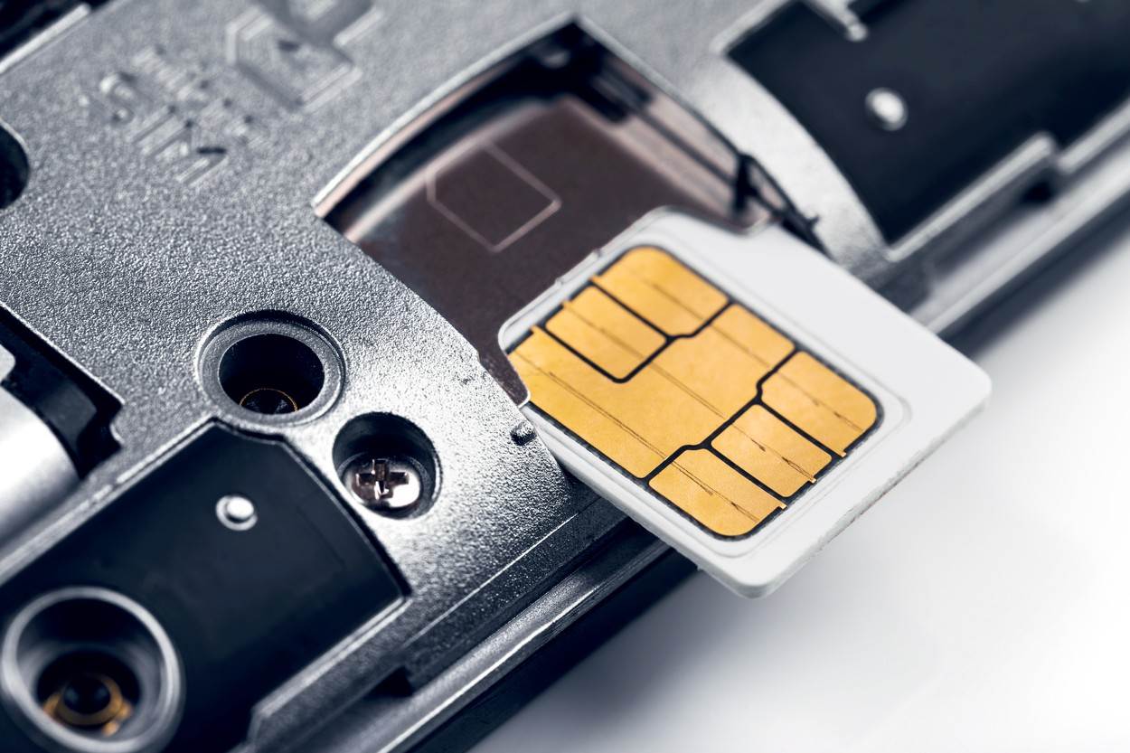  sim;card;phone;mobile;cell;communication;smart;smartphone;install;insert;4g;internet;prepaid;operator;technology;telephone;call;cellphone;service;chip;simcard;closeup;macro;connection;white;network;wireless;device;telecommunications 