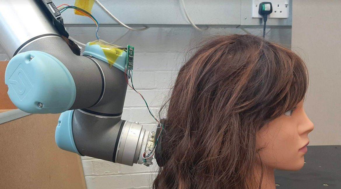  RoboWig;hair;brush;robot;untangle;groom;machine;automatic;MIT 