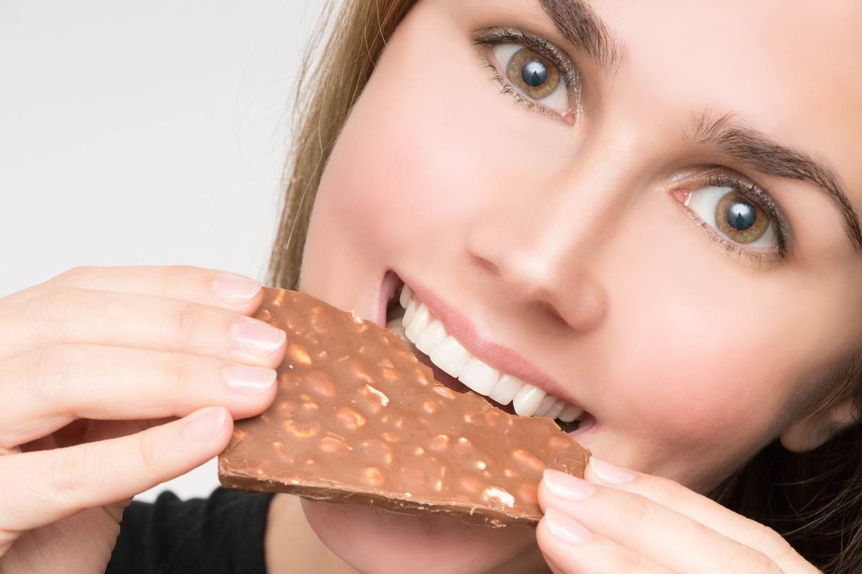  djevojka jede čokoladu.jpg 