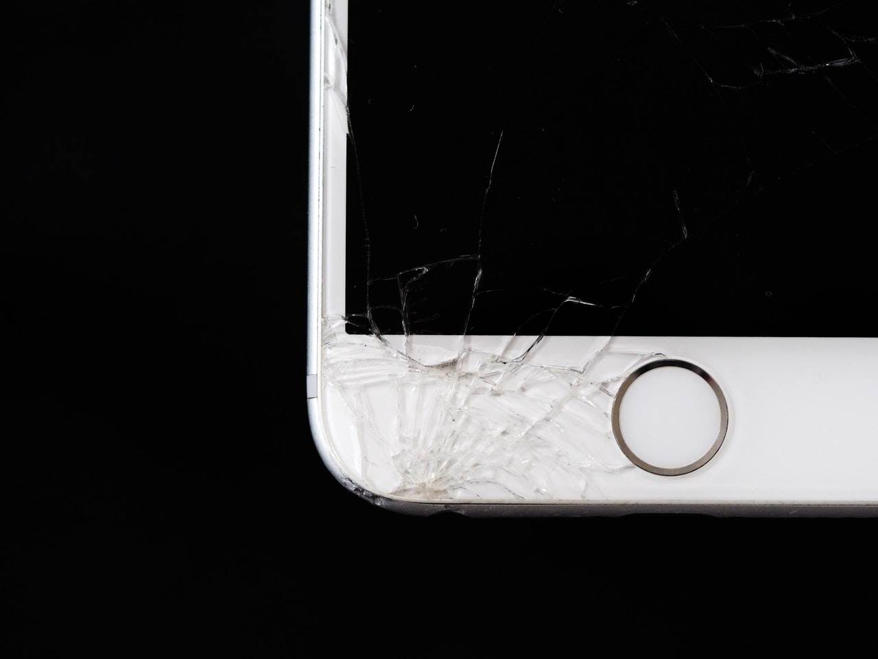  Apple iPhone razbijen (1).jpg 
