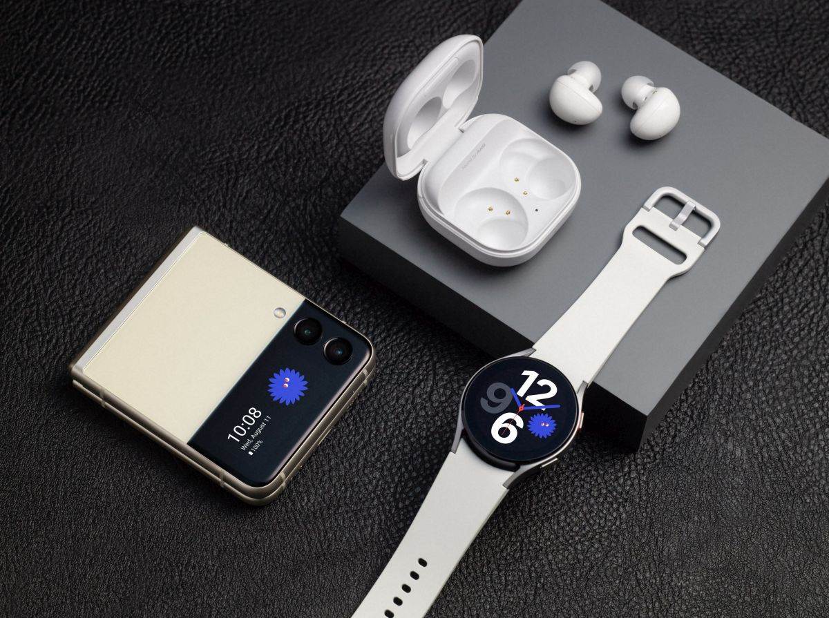  Samsung Galaxy Watch4 Classic & Galaxy Z Flip3 5G.jpg 
