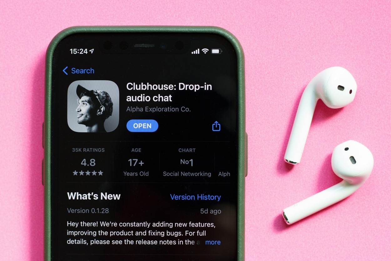  waveform;gadget;modern;get;music;iphone;listen;background;concept;close-up;trend;connection;clubhouse;app;online;chat;network;smartphone;application;app store;social media;icon;logo;interface;airpods;social;communication;talk;display;mobile;device;drop-inn;headphones;phone;internet;editorial;connect;audio chat;screen;cellphone;digital;business;conversation;audio;dialogue;record;technology;NOT_EDITORIAL_ONLY;alamyunknown 