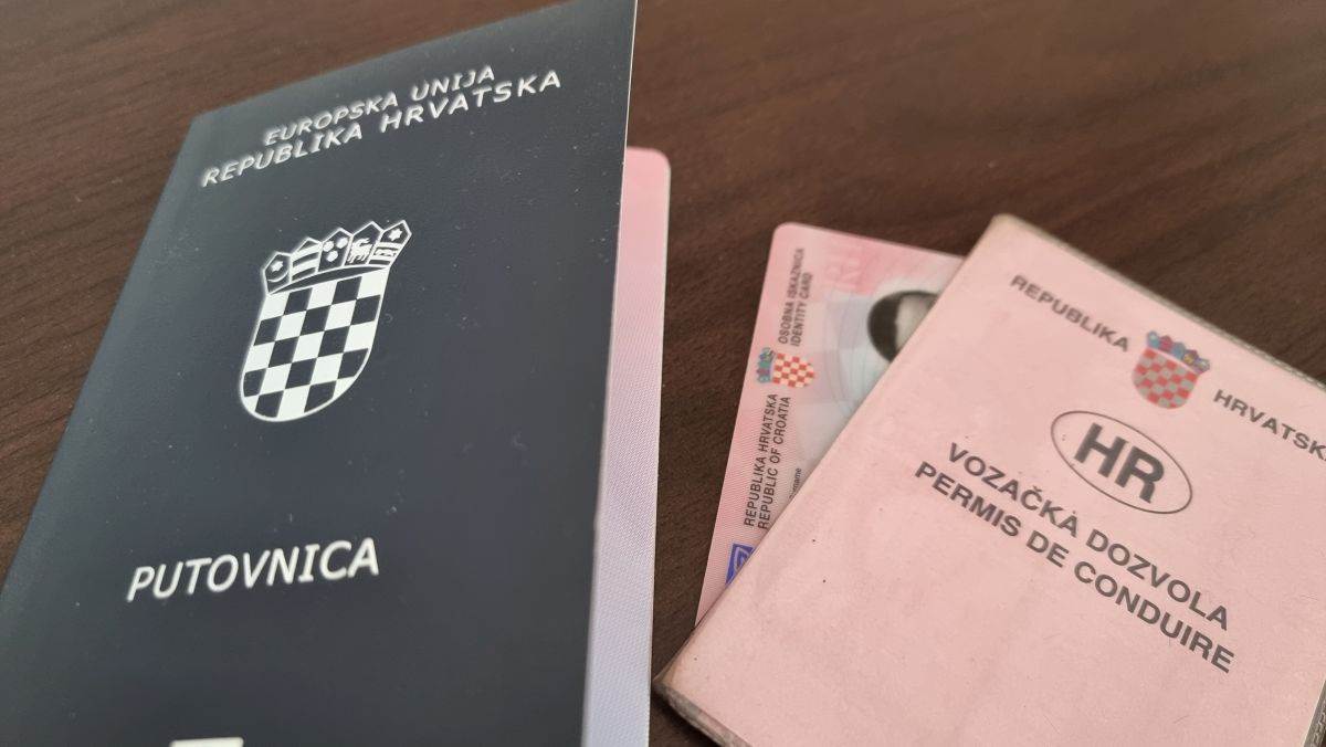  Putovnica, osobna iskaznica, vozačka dozvola.jpg 