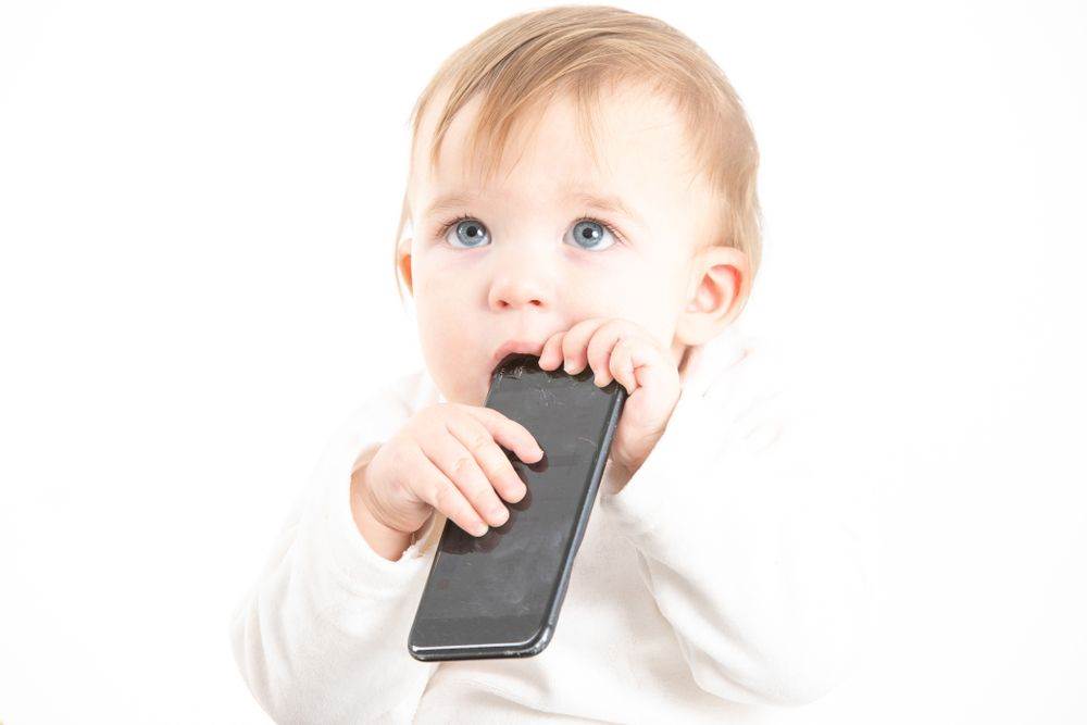  beba malo dijete telefon.jpg 