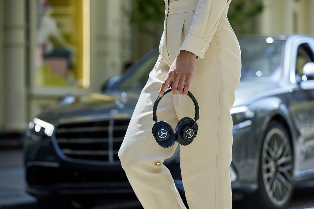  Mercedes-Benz MW65 Active Noise-Cancelling Wireless Headphones (2).jpg 