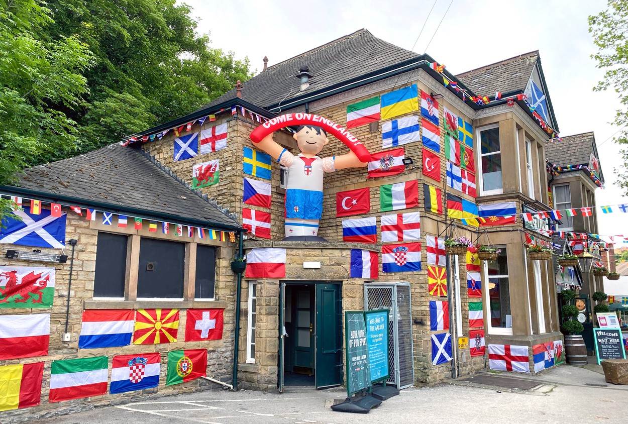  Big Tree;Pub;Sheffield;Euros;Football;Decorated;Decoration;Flags;European;Europe;Soccer;Excited;Sports;category_code_photo:-exclusive-news 