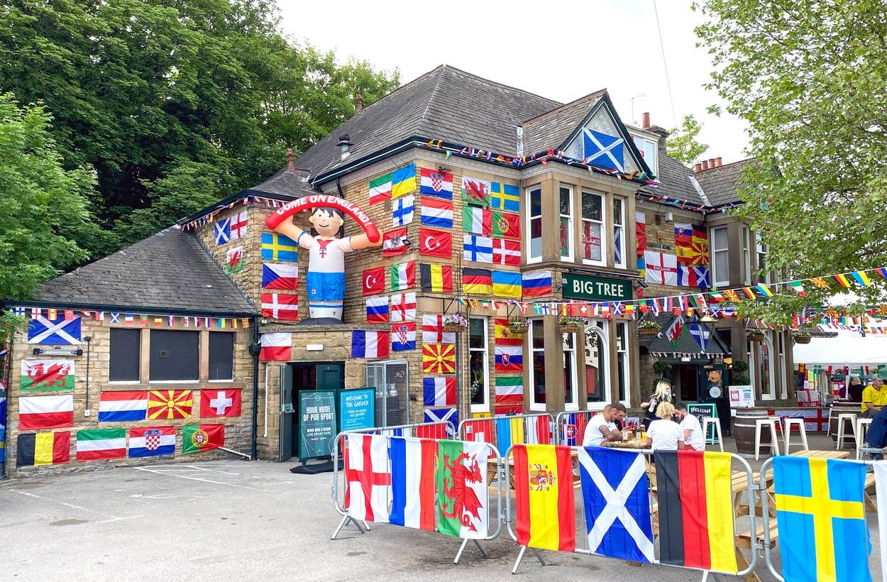  Big Tree;Pub;Sheffield;Euros;Football;Decorated;Decoration;Flags;European;Europe;Soccer;Excited;Sports;category_code_photo:-exclusive-news 