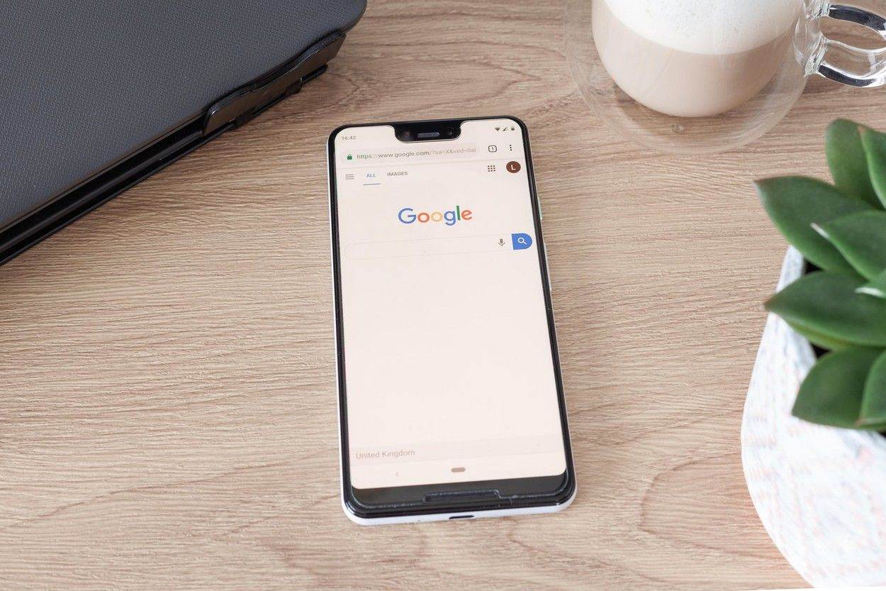  web browser;phone app;google search bar;coffee cup;phone mockup;communication;technology;cell;cellphone;modern;internet;web;design;gadget;button;call;cellular;device;Google Pixel 3 XL;Smartphone;Google;Phone;Android;Screen;mockup screen;app screen;app list;Google Phone;Android Smartphone;Google Logo;Logo;White;Black;Plain background;Clean colour;desk;laptop;plant;coffee;phone on desk;smartphone on desk;Google Pixel 3 on desk;Search Engine;Google Chrome;wood grain;green plant;pot plant;clear coffee mug;latte;work desk;c;alamyunknown;NOT_EDITORIAL_ONLY 