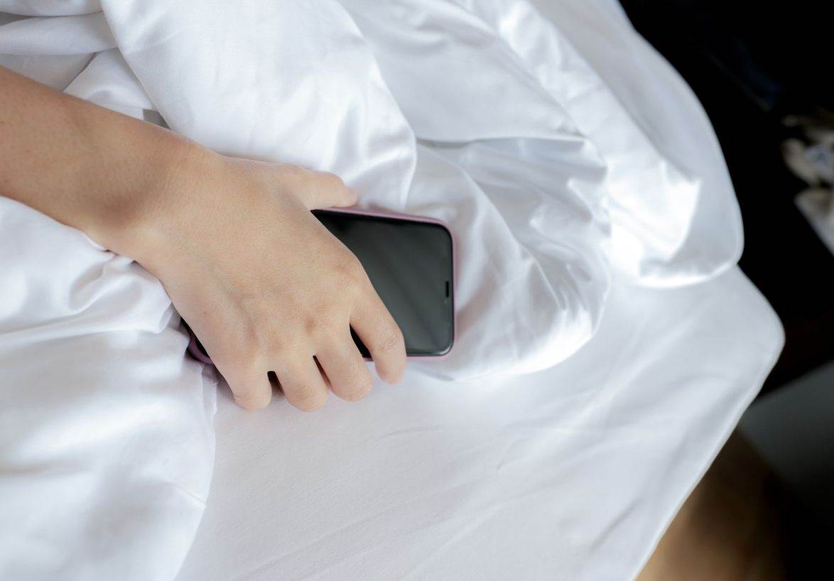  spavanje pametni telefon krevet.jpg 
