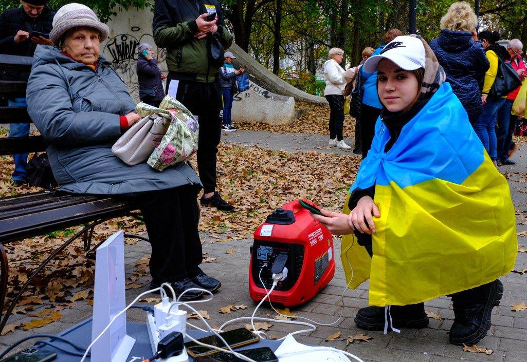  Ukrajina Herson punjenje mobitela generator (1).jpg 