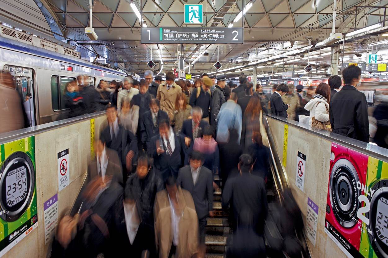  color image;photography;large group of people;people;scenic;transport;blurred;motion;commuting;commuter;train station;busy;indoors;scenics;travel;travel destinations;horizontal;blurred motion;subway;train;transportation;Commuters;Shibuya Station;rush hour;Shibuya District;Tokyo;Japan;Asia;crowd;crowded;steps;stairs 