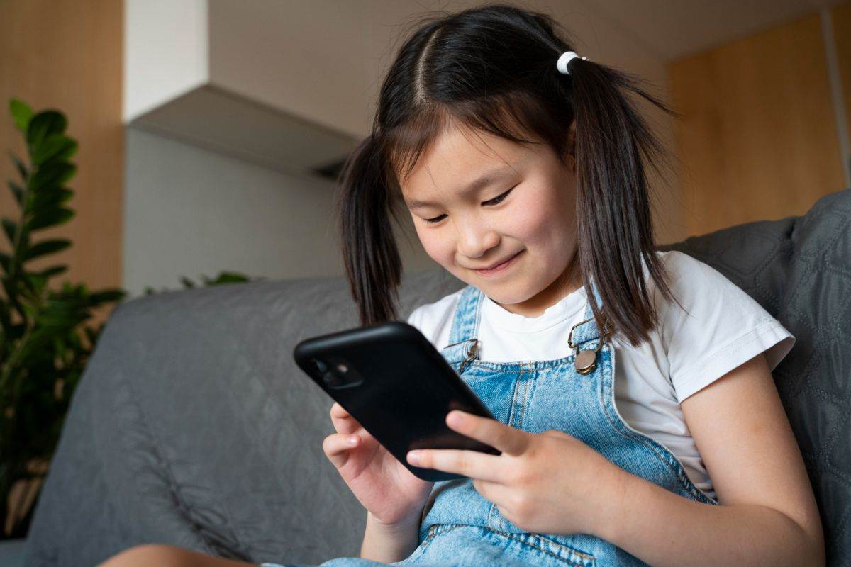  Kina dijete djeca pametni telefon (1).jpg 
