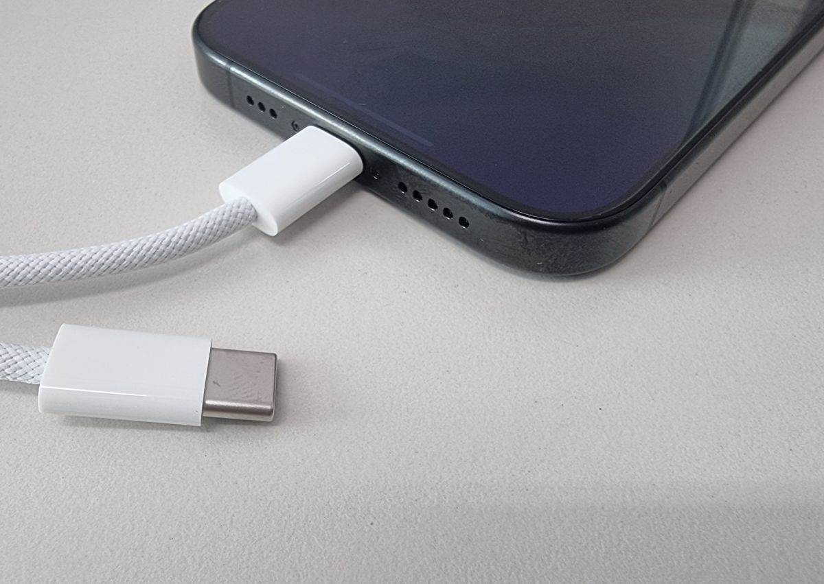  Apple iPhone 15 Pro USB-C punjenje.jpg 