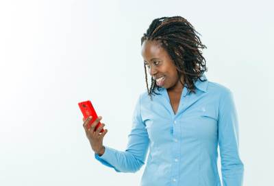 Zimbabve mobitel pametni telefon djevojka zena (2).jpg 
